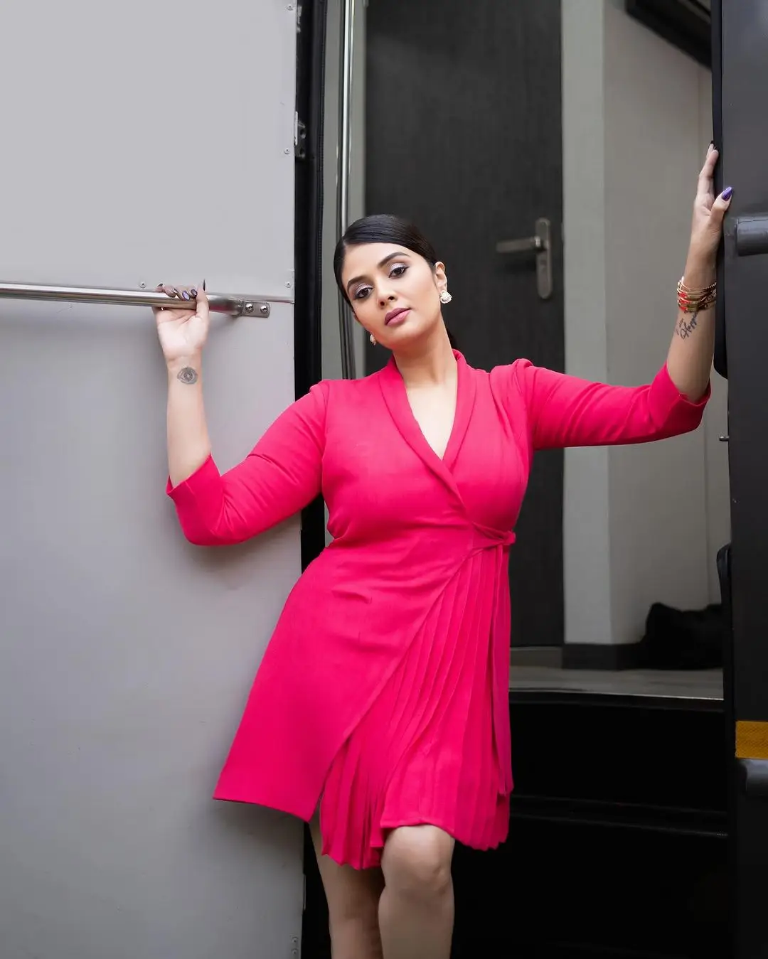 Gemini TV Anchor Sreemukhi Long Legs Show in Pink Skirt